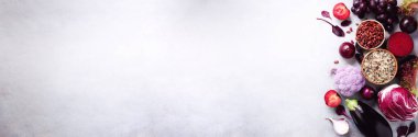 Mor sebze, meyve gri arka plan üzerinde. Mor patlıcan, pancar, karnabahar, mor fasulye, Erik, soğan, üzüm, quinoa, pirinç. Yemek, maddeler uzay, üstten görünüm, düz yatıyordu kopyalayın. Afiş
