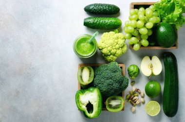 Yeşil smoothie taze organik yeşil sebze ve meyve gri arka plan üzerinde cam kavanoza. Bahar diyet, sağlıklı ham vejetaryen, vegan kavramı, Kahvaltı, temiz yemek alkalin detoks. Kopya alanı