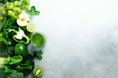 Yeşil smoothie taze organik yeşil sebze ve meyve gri arka plan üzerinde cam kavanoza. Bahar diyet, sağlıklı ham vejetaryen, vegan kavramı, Kahvaltı, temiz yemek alkalin detoks. Kopya alanı