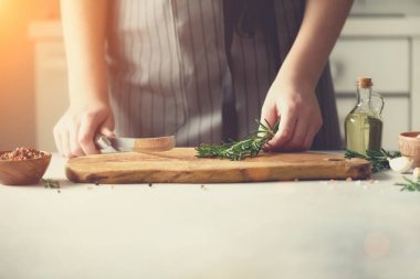 Taze yeşil biberiye Ahşap doğrama kurulu beyaz mutfak, iç kesim eller kadın. Uzay kopyalayın. Ev yapımı yiyecek conceplt, tarifi sağlıklı. Beni işe al