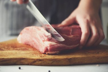 Wooman el ahşap kesim sığır eti kıyma masa, biberiye, yağ, tuz, biber. Beyaz mutfak artalan üzerinde domuz eti yemek Girk. Kopya alanı