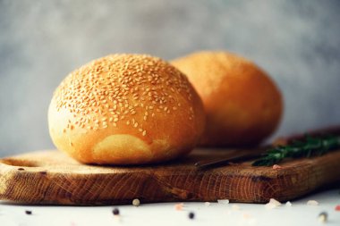 Taze yedeklenmiş ekmek dilimlenmiş. El yapımı kahverengi somun ekmek, ekmek kavramı, ev yapımı gıda, sağlıklı beslenme. Uzay kopyalayın. Afiş