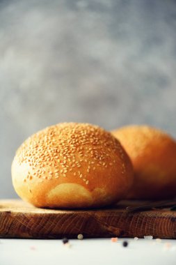 Taze yedeklenmiş ekmek dilimlenmiş. El yapımı kahverengi somun ekmek, ekmek kavramı, ev yapımı gıda, sağlıklı beslenme. Uzay kopyalayın. Afiş