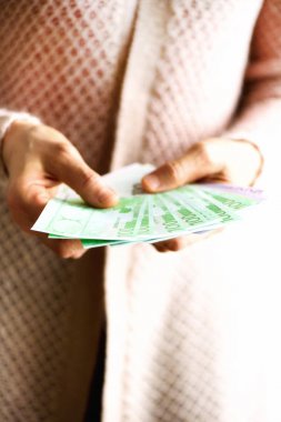 Euro para birimi para banknot holding kadın eller. Ödeme ve para kavramı. Kopya alanı