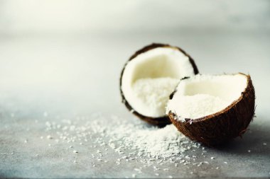 Hindistan cevizi fuit gri beton zemin üzerine Hindistan cevizi talaşı ile yarıya indirir. Boşaltmak