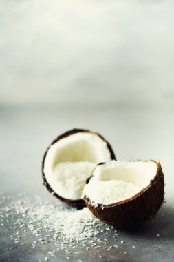 Hindistan cevizi fuit gri beton zemin üzerine Hindistan cevizi talaşı ile yarıya indirir. Boşaltmak