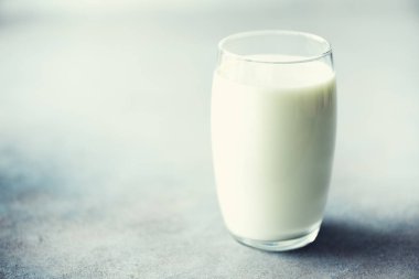 Hindistan cevizi hurma kahverengi şeker ve gri beton zemin üzerine Hindistan cevizi meyve yarısı. Kopya alanı