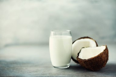 Cam ve Hindistan cevizi fuit devrede de kopya alanı gri beton zemin üzerine Hindistan cevizi vegan süt non süt. Kavram yeme vejetaryen