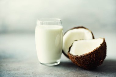 Cam ve Hindistan cevizi fuit devrede de kopya alanı gri beton zemin üzerine Hindistan cevizi vegan süt non süt. Kavram yeme vejetaryen