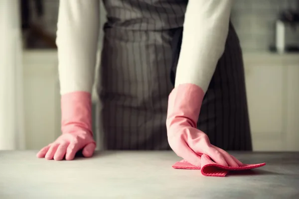 Mujer con guantes protectores de goma rosa limpiando polvo y sucio. Concepto de limpieza, banner, espacio de copia — Foto de Stock