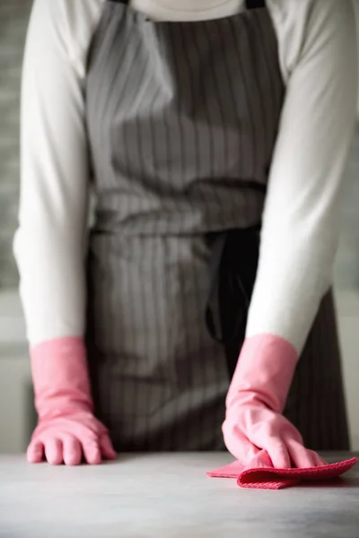 Wanita dalam sarung tangan pelindung karet merah muda membersihkan debu dan kotor. Membersihkan konsep, spanduk, menyalin ruang — Stok Foto