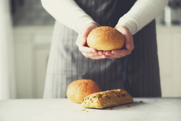 Manos de mujer sosteniendo pan recién horneado. Pan, galletas, concepto de panadería, comida casera, alimentación saludable. Copiar espacio. Banner . — Foto de Stock