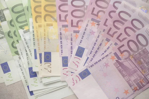 Monnaie euro billets de banque arrière-plan. Paiement et concept de trésorerie. Annonce de l'annulation de cinq cents billets en euros. Vue du dessus — Photo