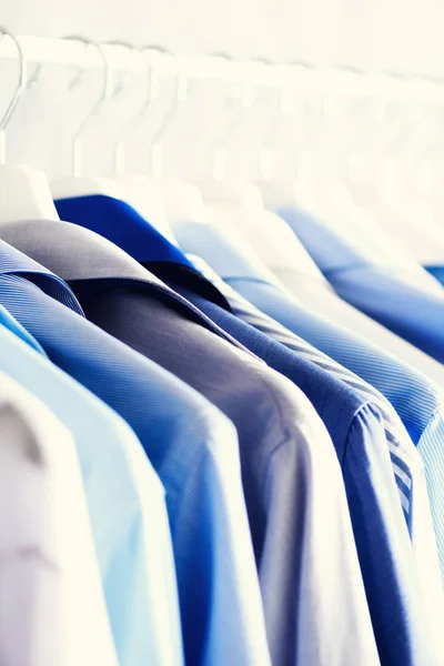 Синий цвет одежды. Мужская одежда, куртки и рубашки, висящие на перилах одежды. Принято. Баннер — стоковое фото