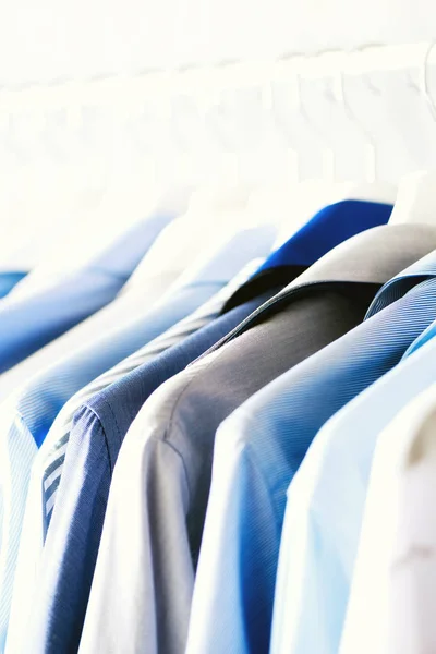 Синий цвет одежды. Мужская одежда, куртки и рубашки, висящие на перилах одежды. Принято. Баннер — стоковое фото
