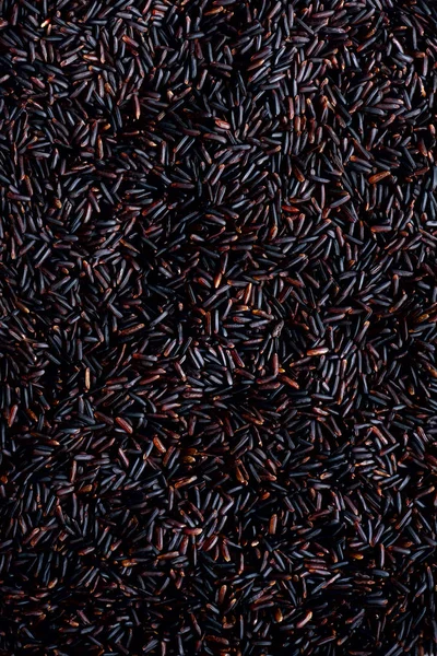 生暗红色, 黑紫色大米, 质地。Riceberry 模式背景。食品成分的背景。顶级视图, 健康生活方式概念. — 图库照片