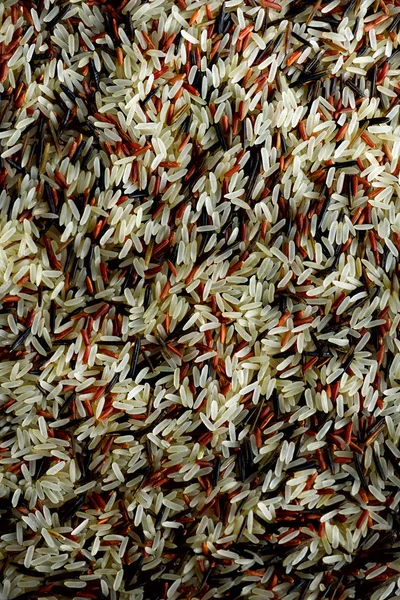 Rauwe biologische rijst berry en bruine rijst gemengd textuur. Voedsel ingrediënt achtergrond. Bovenaanzicht, gezonde levensstijl concept. — Stockfoto