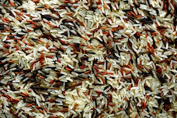 Riso biologico crudo a bacca e riso integrale a pasta mista. Sfondo ingrediente alimentare. Vista dall'alto, concetto di stile di vita sano . — Foto Stock
