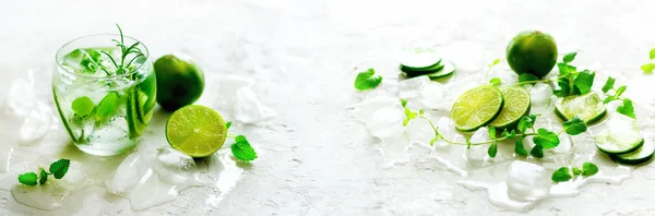 Hausgemachte Limettenlimonade mit Gurke, Rosmarin und Eis, weißer Hintergrund. Kaltgetränk, Entgiftungswasser. Kopierraum. Banner — Stockfoto