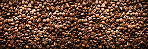 Backgound di chicchi di caffè tostato, spazio copia, vista dall'alto. Cappuccino, espresso scuro, bevanda aromatica alla caffeina nera, ingrediente per bevanda al caffè. Bandiera — Foto Stock