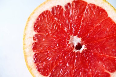 Greyfurt yarısı gri arka plan üzerine dilimlenmiş. Narenciye meyve makro. Kopya alanı, üstten görünüm