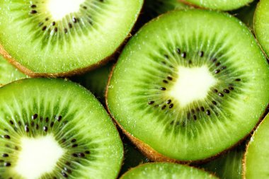 Taze organik kivi dilimlenmiş. Metniniz için kopya alanı ile gıda çerçeve. Afiş. Yeşil kivi daireler arka plan