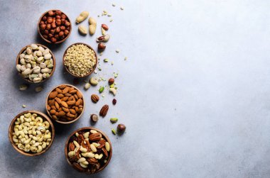 siyah arka plan üzerine çam fıstığı