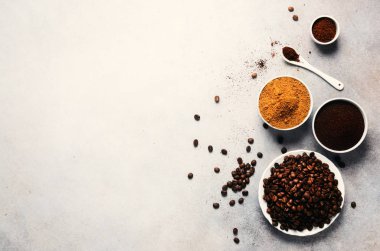 Malzemeler kafein içmek - kahverengi Hindistan cevizi şeker, kahve çekirdekleri, zemin ve kopya alanı, hafif beton zemin üzerine hazır kahve yapmak için en iyi görünümü. Afiş