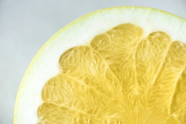 Zitrone zur Hälfte auf grauem Hintergrund geschnitten. Zitrusfrüchte Makro. Kopierraum, Ansicht von oben — Stockfoto