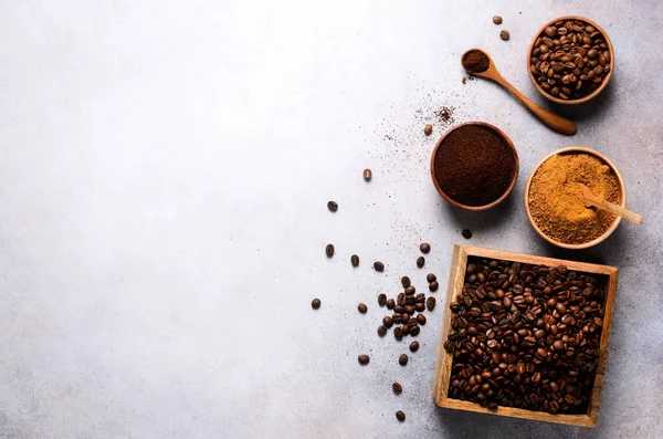 Malzemeler kafein içmek - kahverengi Hindistan cevizi şeker, kahve çekirdekleri, zemin ve kopya alanı, hafif beton zemin üzerine hazır kahve yapmak için en iyi görünümü. Afiş — Stok fotoğraf