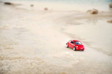 Tel Aviv, İsrail - 10 Nisan 2017: Kırmızı araba minyatür bir kumsalda bulunan yumuşak odak