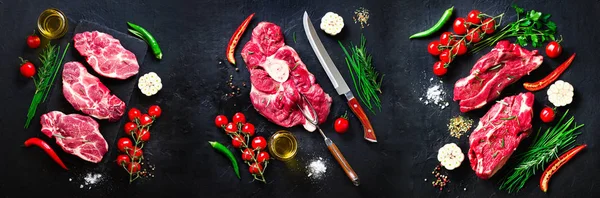 Сырой стейк из свежего мяса с помидорами черри, острый перец, чеснок, масло и травы на темном камне, бетонный фон. Баннер . — стоковое фото