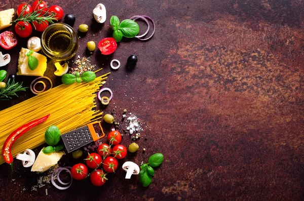 Składniki żywności dla Włoskie makarony, spaghetti na brązowe ciemne tło. Miejsca kopiowania tekstu — Zdjęcie stockowe