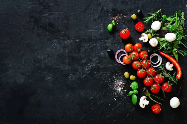 신선한 야채, 나물, 양파, 버섯, 바 질, 검은 배경에 향신료 공간 복사 — 스톡 사진