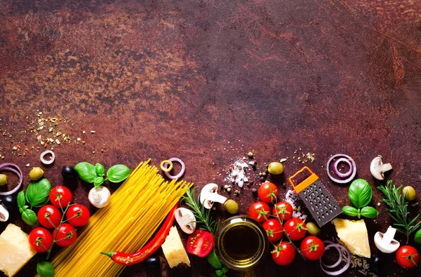 이탈리아 파스타에 대 한 식품 재료, 갈색 어두운 배경에 스파게티. 텍스트의 공간 복사 — 스톡 사진