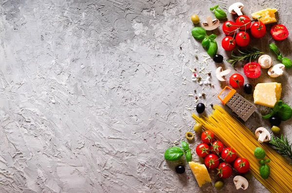 Składniki żywności dla Włoskie makarony, spaghetti na szarym tle betonowych. Miejsca kopiowania tekstu — Zdjęcie stockowe