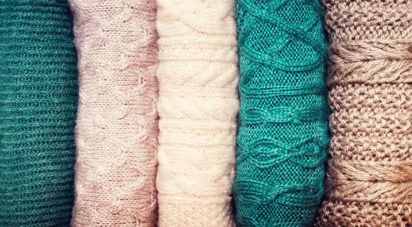 Pile de pulls en laine tricotée sur fond blanc avec espace de copie. Tricots, vêtements — Photo