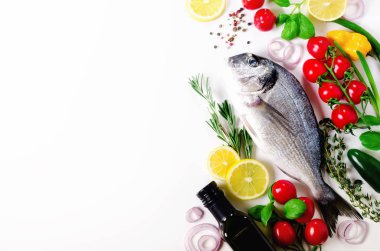 Pişmemiş balık karanlık antika arka plan üzerinde. Metniniz için boş alan. Kopya alanı