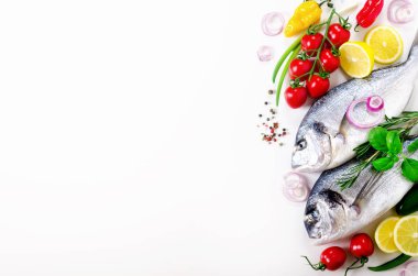 Pişmemiş balık karanlık antika arka plan üzerinde. Metniniz için boş alan. Kopya alanı