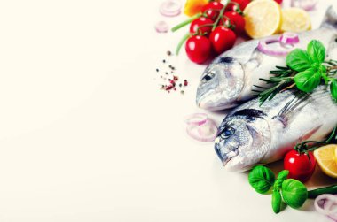 Pişmemiş balık karanlık antika arka plan üzerinde. Metniniz için boş alan. Kopya alanı