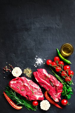 Çiğ et, sığır eti biftek biberiye, baharat, tuz, yağ, cherry domates, acı biber ve otlar ile taş kesme tahtası