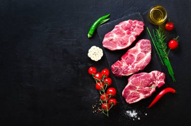 Çiğ et, sığır eti biftek biberiye, baharat, tuz, yağ, cherry domates, acı biber ve otlar ile taş kesme tahtası