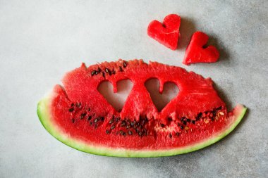 Karpuz kalp şeklinde gri beton zemin üzerine parçası. Uzay kopyalayın. Düz yatıyordu. Tebrik kartı, kavram seviyorum. Sevgililer günü
