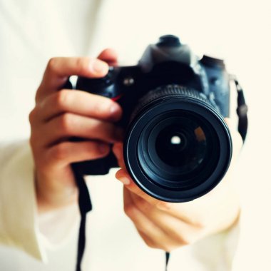 Holding fotoğraf makinesi, beyaz arka plan, kopya alanı kız eller. Seyahat ve kavram vur. Kare kırpma