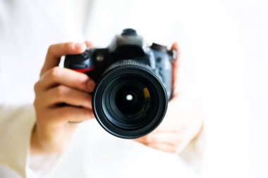 Holding fotoğraf makinesi, beyaz arka plan, kopya alanı kız eller. Seyahat ve ateş kavramı