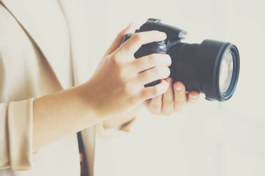 Fotoğraf makinesi vintage renk efekti, beyaz arka plan, kopya alanı ile holding kız eller