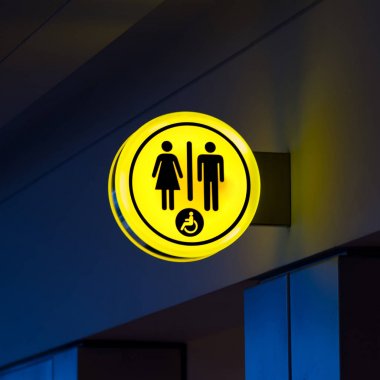Tuvalet, tuvalet simgesi kadın, erkekler için. Kadın, erkek genel tuvalet işaretleri ile sakatlar erişim simgesi. Havaalanı terminal iç.