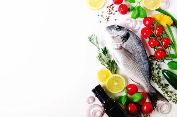 Pişmemiş balık karanlık antika arka plan üzerinde. Metniniz için boş alan. Kopya alanı