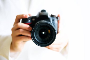 Holding fotoğraf makinesi, beyaz arka plan, kopya alanı kız eller. Seyahat ve ateş kavramı