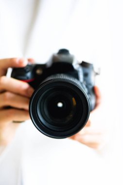 Holding fotoğraf makinesi, beyaz arka plan, kopya alanı kız eller. Seyahat ve ateş kavramı